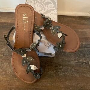 Shi by Journeys olive leaf colored Sandel. Size 9